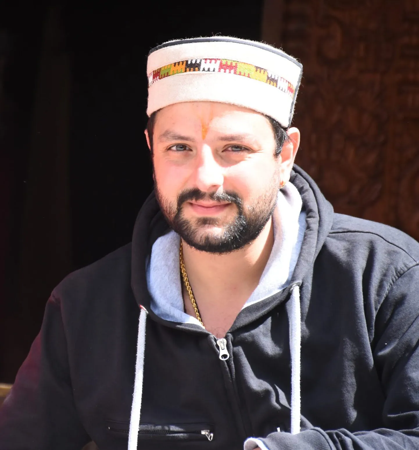 The digital marketing Freelancer Vikas Sharma pick with Himachali traditional cap & black hood.